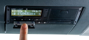 Czas pracy kierowcy oraz praca tachografu – zasady i obowiązki